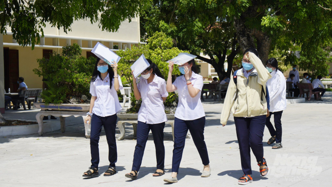 Từ 6 giờ sáng, các thí sinh Bình Định đã có mặt tại điểm thi. Ảnh: Đ.T