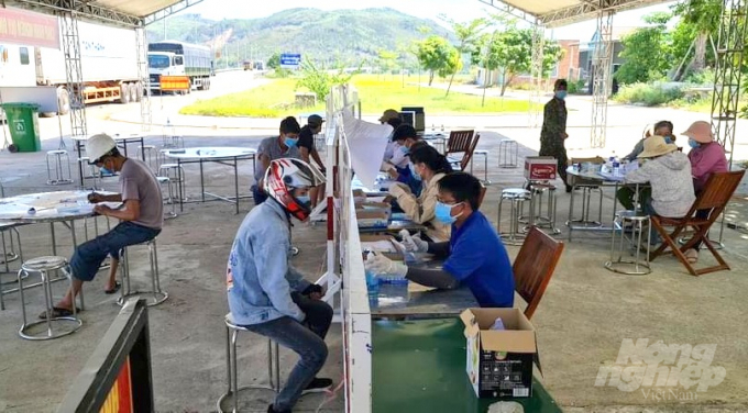 img-4347-103647_236.jpg Chốt kiểm tra y tế phòng chống dịch Covid-19 trên QL1A nằm trên địa bàn TX Hoài Nhơn . Ảnh: Đ.T.