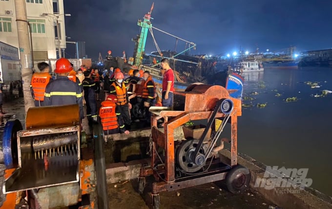 Lực lượng PCCC-CNCH nỗ lực dập lửa 5 tàu cá bị cháy ngăn chặn đám cháy lây lan. Ảnh: Vũ Đình Thung.