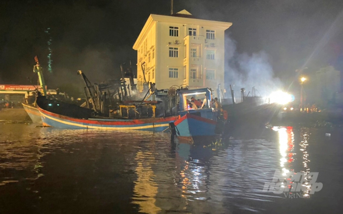 Đến khoảng 00h ngày 19/10,  vụ cháy cơ bản đã được khống chế. Ảnh: Vũ Đình Thung.