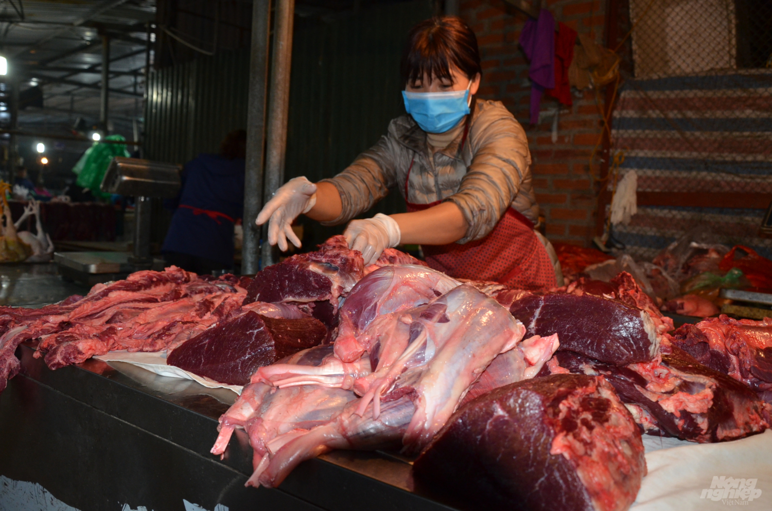 xuyen-dem-tai-cho-dau-moi-thoi-dich-virus-corona-142315_20200212_215.jpg Giá mỗi kg bò ngon nhất hiện ở 250.000đ/kg. Chủ hàng thịt lợn tranh thủ lúc rảnh ghi chép đơn hàng.