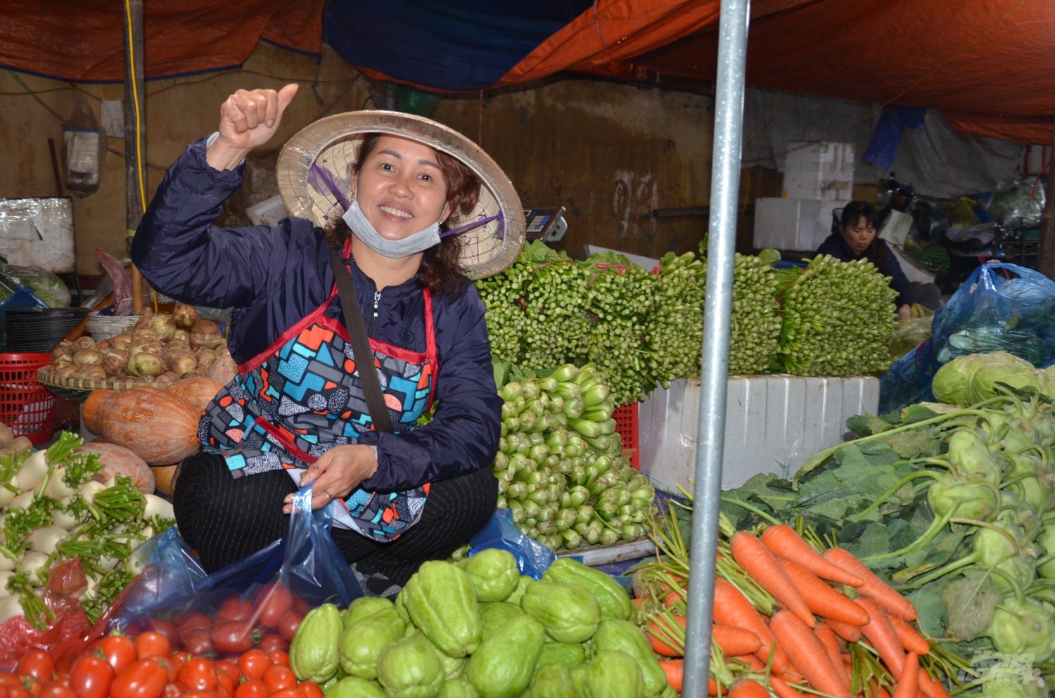 xuyen-dem-tai-cho-dau-moi-thoi-dich-virus-corona-142319_20200212_137.jpg Chủ sạp rau này đang rất vui vì hàng bán chạy, giá cao.