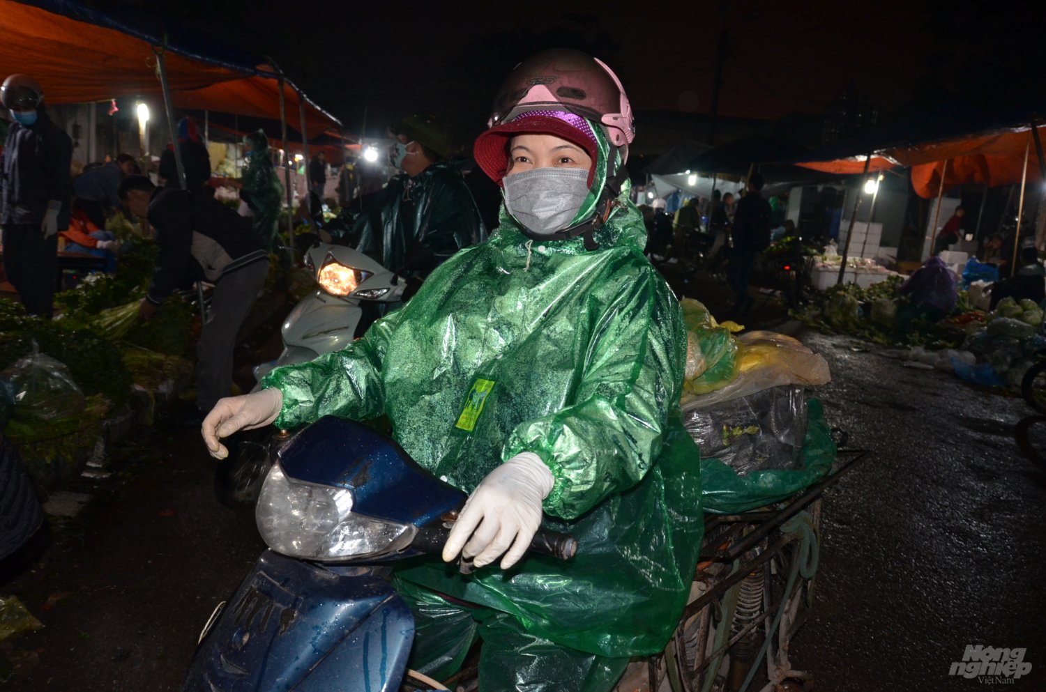 xuyen-dem-tai-cho-dau-moi-thoi-dich-virus-corona-142323_20200212_415.jpg Một xe rau mới 5h sáng đã bán xong 2 tạ hàng.