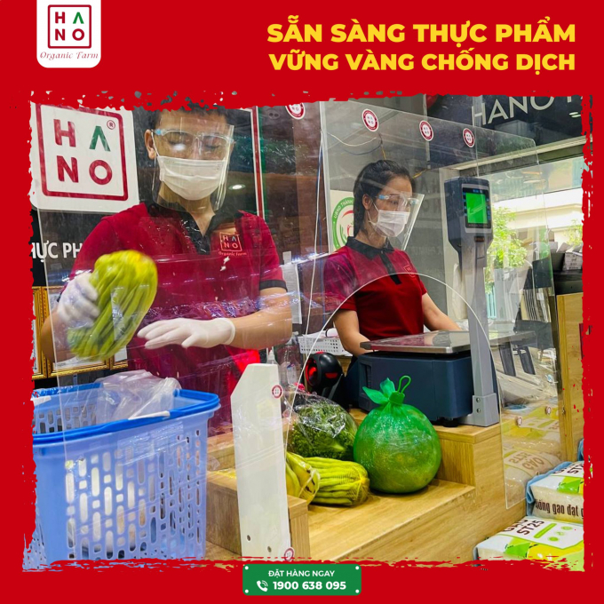 8e71890abffa1463a5c2d3dcae22cce4-105938_103.jpg Nhân viên Hanofarm đang chuẩn bị hàng cho khách. Ảnh: NVCC.
