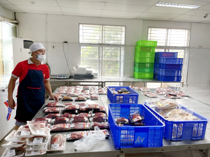 z2683910070180_51acbe75204553e1847aa87bec81ec6d-105936_415.jpg Sơ chế, đóng gói tại Ubofood. Ảnh: NVCC.