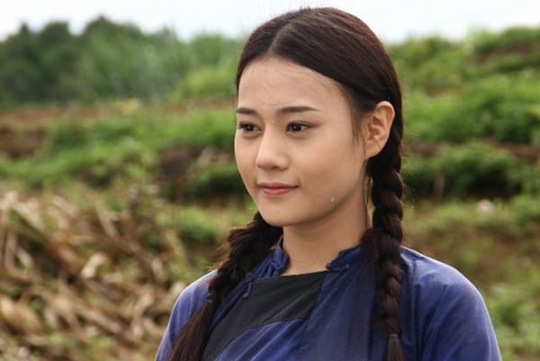 sao-viet-gay-tiec-nuoi-phau-thuat-tham-my-102536_147.jpg Phương Oanh: Vai nữ chính trong bộ phim 'Hoa bay' đánh dấu sự chuyển hướng của nữ diễn viên xinh đẹp sinh năm 1989 từ người mẫu thời trang sang điện ảnh. Phương Oanh ghi điểm với người hâm mộ bởi gương mặt tròn trịa, đường nét dễ thương, trong sáng, diễn xuất tự nhiên.