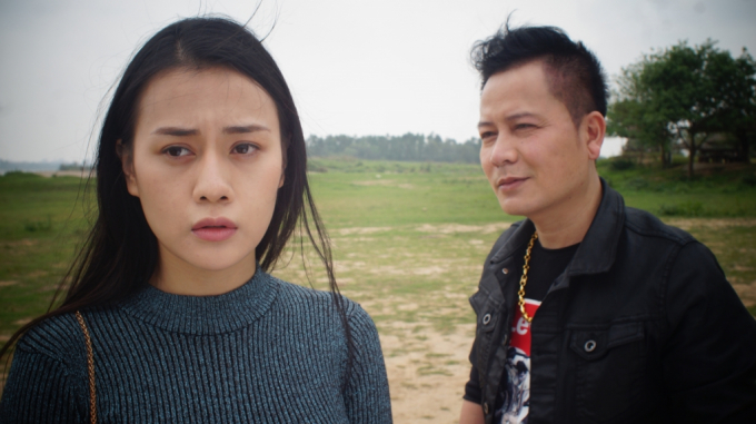 sao-viet-gay-tiec-nuoi-phau-thuat-tham-my1-102535_843.jpg Vai diễn trong 'Quỳnh búp bê' đã đưa tên tuổi Phương Oanh phủ sóng công chúng. Đạo diễn Mai Hồng Phong đánh giá Phương Oanh có nội lực diễn xuất tốt nhất trong dàn diễn viên nữ của 'Quỳnh búp bê'. Trong phim, Phương Oanh thường xuyên phải để mặt mộc, trang điểm nhẹ nhàng, song các đường nét thanh tú của nữ diễn viên vẫn ghi điểm với người hâm mộ.