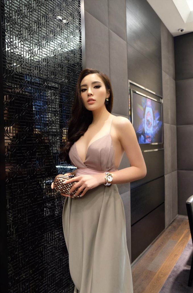 sao-viet-gay-tiec-nuoi-phau-thuat-tham-my11-102528_880.jpg Hình ảnh của Kỳ Duyên hiện tại: đầy sang trọng, đẳng cấp, theo chuẩn cằm nhọn mặt gọn hiện tại.