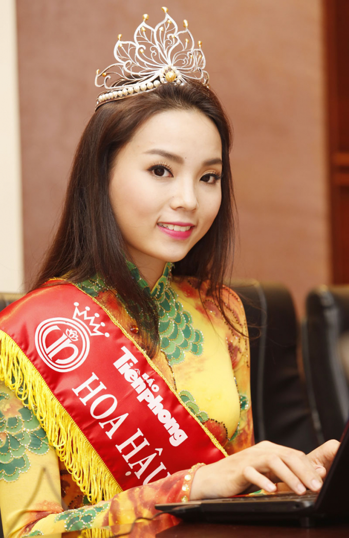 sao-viet-gay-tiec-nuoi-phau-thuat-tham-my13-102526_999.jpg Dù vấp phải nhiều tranh cãi về nhan sắc nhưng chỉ cần chọn kiểu trang điểm và làm tóc phù hợp, Hoa hậu Kỳ Duyên vẫn 'gây thương nhớ' bởi sự hài hoà, thanh tú, đặc là đôi mắt sáng, thông minh.