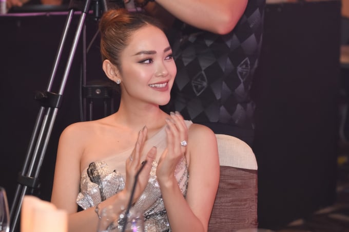 Hình ảnh của Minh Hằng hiện tại khiến nhiều người ngỡ ngàng với chiếc cằm dài, nhọn nhô hẳn ra.
