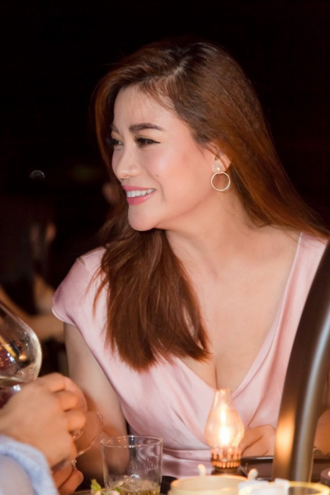 sao-viet-gay-tiec-nuoi-phau-thuat-tham-my6-102531_282.jpg Hình ảnh của Trương Ngọc Ánh với phần cằm dài bất thường, gương mặt thon gọn hơn hẳn khiến nhiều người tiếc nuối.