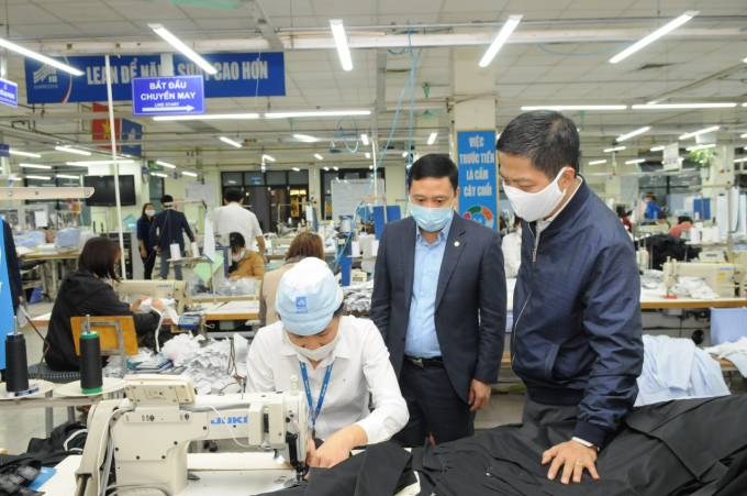 957b99e0d2cb289571da-181309_353.jpeg Bộ trưởng Công thương Trần Tuấn Anh (phải) thăm một đơn vị dệt may. Ảnh: Bộ Công thương.