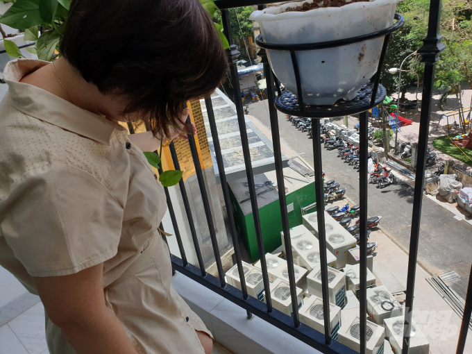 73b45deef82605785c37-145343_665.jpg Hàng chục cục nóng điều hoà của khách sạn dát vàng Hà Nội Golden Lake lắp đặt giữa hai toà nhà. Ảnh: Văn Việt.
