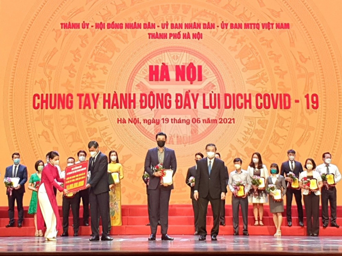 Ông Đỗ Hoàng Việt - Phó Tổng Giám đốc Tập đoàn, đại diện Công ty Cổ phần Kinh doanh và Xây dựng Nhà Hà Nội đóng góp 10 tỷ đồng cho hoạt động phòng, chống dịch bệnh và tiêm vacxin phòng Covid-19 trên địa bàn Thủ đô. Ảnh: Tiến Minh.