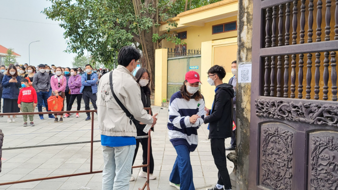 4-181240_666.jpg Những người đi viếng đều được nhắc nhở khai báo y tế, khử khuẩn, đeo khẩu trang.