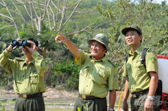 Hiện nay nhiệt độ luôn ở mức cao, cao hơn khoảng 1 độ C so với cùng kỳ năm ngoái, nhất là không khí thời điểm khoảng 13 giờ, nắng nóng gay gắt, các vật liệu cháy dưới tán rừng đã khô, độ ẩm rất thấp, lượng nước dưới các kênh đang dần khô kiệt, vì vậy rất dễ bắt lửa gây cháy lớn và lây lan nhanh trên diện rộng, tạo thành những đám cháy lớn, sẽ gây thiệt hại nhiều mặt.