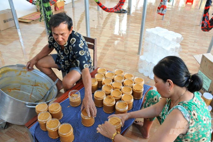 dsc_7199-145252_204.jpg Vào tháng 2-3, cây thốt nốt cho nước nhiều nhất trong năm. Thời điểm đó người trèo cây lấy khoảng 60-80 lít đường/ngày.
