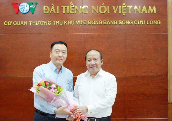 img_6987-133818_907.jpg Nhà báo Trương Thanh Tùng (bên trái), giữ chức Phó giám đốc Cơ quan thường trú Đài Tiếng nói Việt Nam khu vực ĐBSCL. Ảnh: Lê Hoàng Vũ.