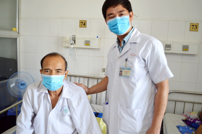 bac-si-kham-benh-nhan-nhl-095656_377.jpg Bệnh nhân Nguyễn Hoàng Liên, sau phẫu thuật sức khỏe tốt dần có thể xuất viện vào đầu tháng 7/2020. Ảnh: LHV.