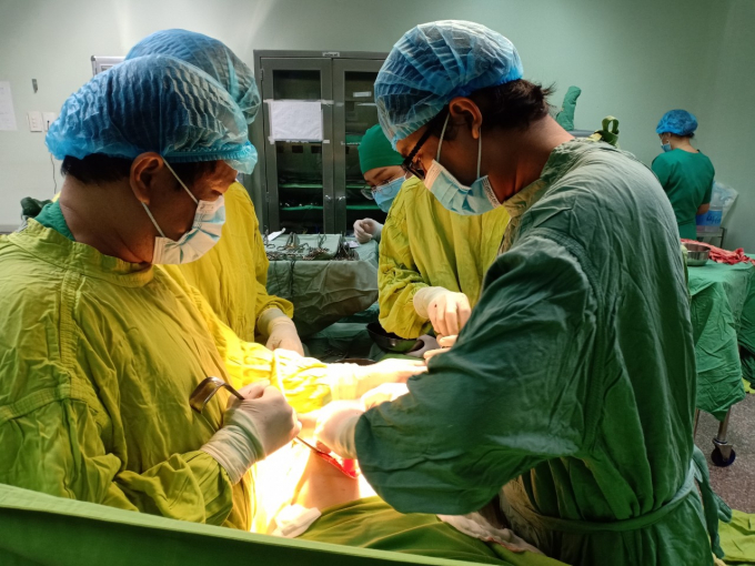 e-kip-bac-si-phau-thuat-cho-benh-nhan-145259_856.jpg Ê kip bác sĩ phẫu thuật cho bệnh nhân. Ảnh: BVCC.