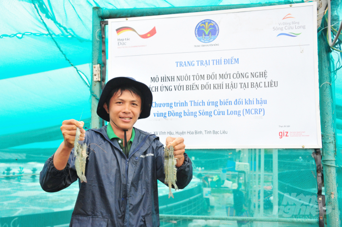 anh-1-080533_867.jpg Nếu chỉ xét về mặt kỹ thuật thì nuôi tôm siêu thâm canh ứng dụng công nghệ cao, thích nghi với biến đổi khí hậu, thuộc Chương trình 'Thích ứng biến đổi khí hậu vùng ĐBSCL - MCRP' do Tổ chức Hợp tác Phát triển Đức (GIZ) hỗ trợ hộ anh Phạm Tiến Thành ở ấp Thành Công, xã Vĩnh Hậu, huyện Hòa Bình, tỉnh Bạc Liêu thực hiện khá thành công.