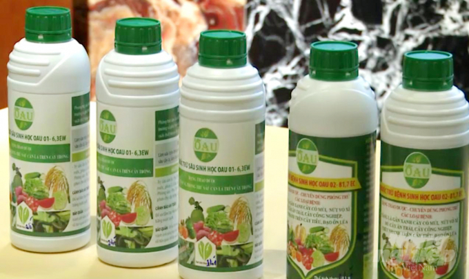 anh-2-104135_361.jpg Chế phẩm sinh học này được chiết xuất từ các loại thảo dược. Ảnh: Lê Hoàng Vũ.