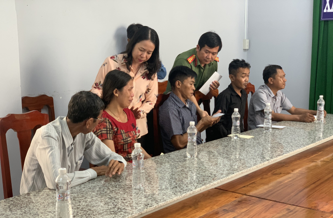 dn-6-1-155431_350.jpg Bí thư Tỉnh ủy An Giang Võ Thị Ánh Xuân thăm hỏi, chia buồn và trao tiền hỗ trợ cho đại diện gia đình các nạn nhân có con em bị đuối nước. Ảnh: Lê Hoàng Vũ.