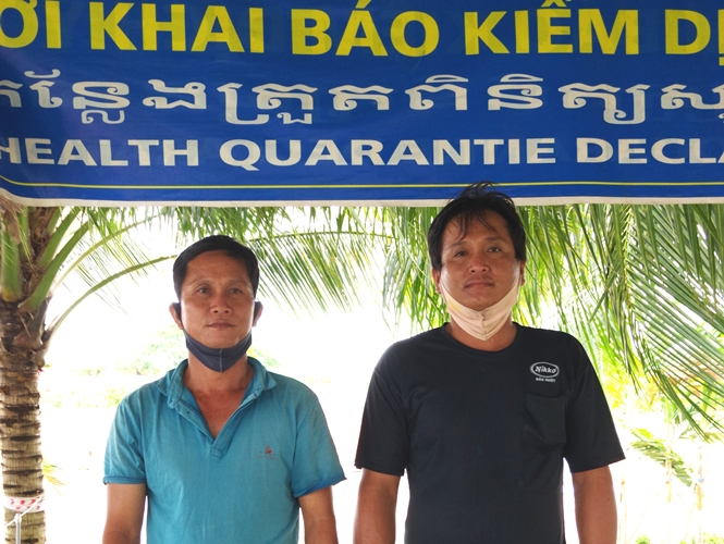Ngành chức năng bắt giữ hai đối tượng Gia và Lùng nhập cảnh trái phép. Ảnh: Phú Quý.