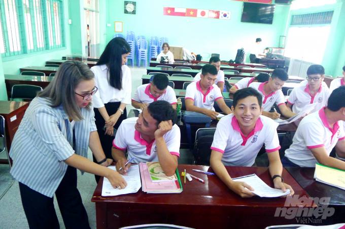 anh-2-100342_302.jpg Các học viên đến Trung tâm Dịch vụ Việc làm Đồng Tháp đăng ký tuyển dụng sang Nhật Bản làm việc. Ảnh: Lê Hoàng Vũ.