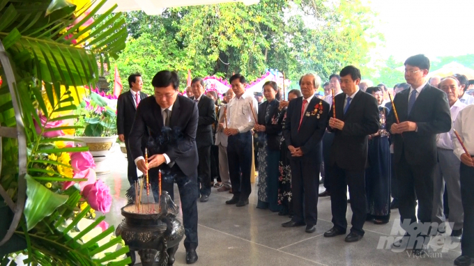 dai-bieu-thanh-kinh-dang-huong-mo-cu-nguyen-sinh-sac-1-145448_610.jpg Bí thư Tỉnh ủy Lê Quốc Phong cùng đại biểu thành kính dâng hương tại mộ cụ Phó bảng Nguyễn Sinh Sắc. Ảnh: Lê Hoàng Vũ.