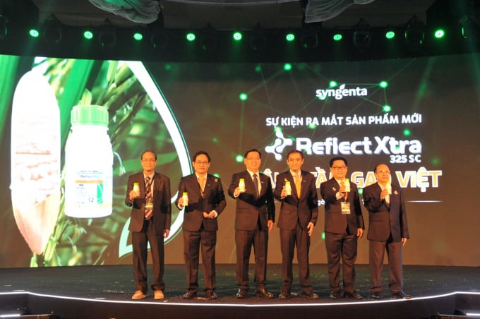 anh-2-154753_892.jpg Lãnh đạo Syngenta Việt Nam cùng các nhà khoa học ra mắt sản phẩm Reflect Xtra 325SC nhằm giúp nâng tầm gạo Việt đến nông dân Việt Nam. Ảnh: Lê Hoàng Vũ.