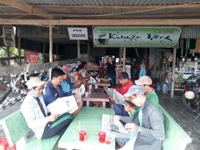 anh-3-095110_115.jpg Quán cà phê khuyến nông ở An Giang là nơi chuyển giao thông tin khoa học kỹ thuật, những chủ trương, chính sách, giá cả thị trường đến bà con nông dân. Ảnh: Lê Hoàng Vũ.