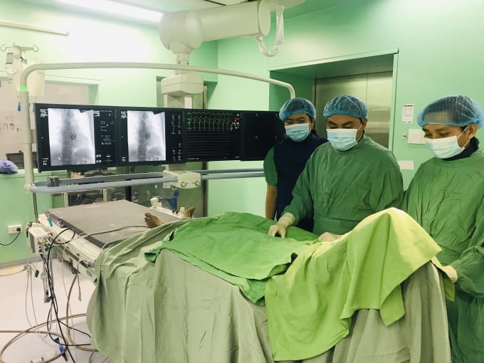 Ê kíp bác sĩ đặt máy tạo nhịp tim tạm thời cho bệnh nhân. Ảnh: BVCC.
