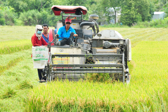 an-giang-ky-ket-phat-trien-htx-de-tieu-thu-nong-san-cho-nong-dan-090620_20210129_690.jpg Ưu điểm mô hình này là Công ty Lộc Trời đứng ra liên kết trực tiếp các tổ chức sản xuất và bao tiêu sản phẩm cho nông dân, cam kết năng suất, đảm bảo lợi nhuận cho nông dân và HTX. Ảnh: Lê Hoàng Vũ.