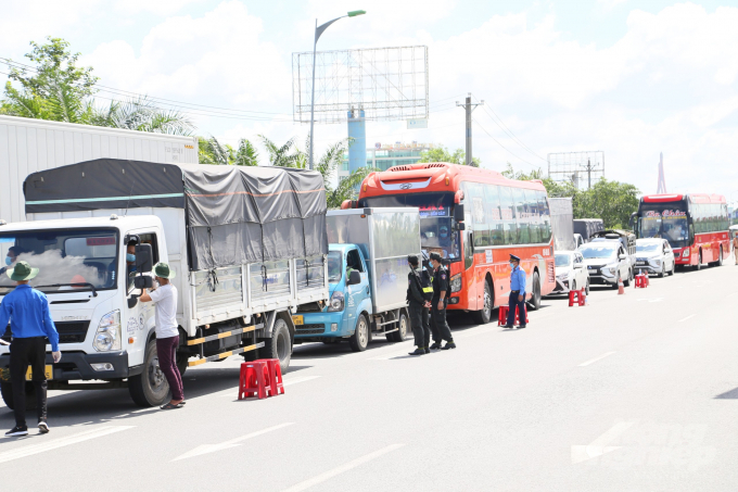 anh-2-132211_222.jpg Nhằm bảo vệ an toàn cho TP Cần Thơ, tránh hạn chế tối đa xảy ra lây nhiễm trong cộng đồng, Ban chỉ đạo thành phố lập các điểm kiểm soát phòng chống dịch Covid-19 tại các cửa ngỏ vào TP Cần Thơ bắt đầu từ 0 giờ ngày 30/5. Thông qua các điểm kiểm soát, đảm bảo người dân vào thành phố sẽ thực hiện khai báo y tế, được kiểm tra thân nhiệt đầy đủ. Từ đó, khi có vấn đề nghi vấn, công tác truy vết được triển khai dễ dàng hơn.