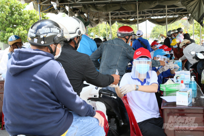 anh-4-132214_343.jpg Để đảm bảo phòng chống dịch hiệu quả, thành phố Cần Thơ đã bố trí hơn 2.000 đoàn viên, thanh niên tình nguyện đến từ Đội hình phản ứng nhanh, Đội cộng tác viên Thành đoàn và đoàn viên, thanh niên các quận: Ninh Kiều, Cái Răng, Thốt Nốt, Ô Môn, huyện Vĩnh Thạnh và sinh viên các trường đại học, cao đẳng trên địa bàn thành phố Cần Thơ.