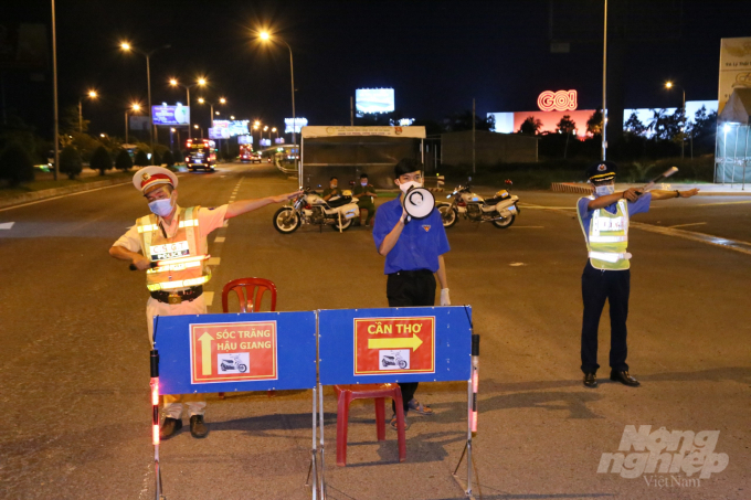 anh-6-132216_848.jpg Hiện nay, các đoàn viên, thanh niên đã được phân bổ về các điểm chốt, trong đó ưu tiên các chốt 'nóng' như: Khu vực chân cầu Cần Thơ (hướng từ TP. HCM về trung tâm thành phố Cần Thơ) và các chốt hướng từ những địa phương có dịch về Cần Thơ.