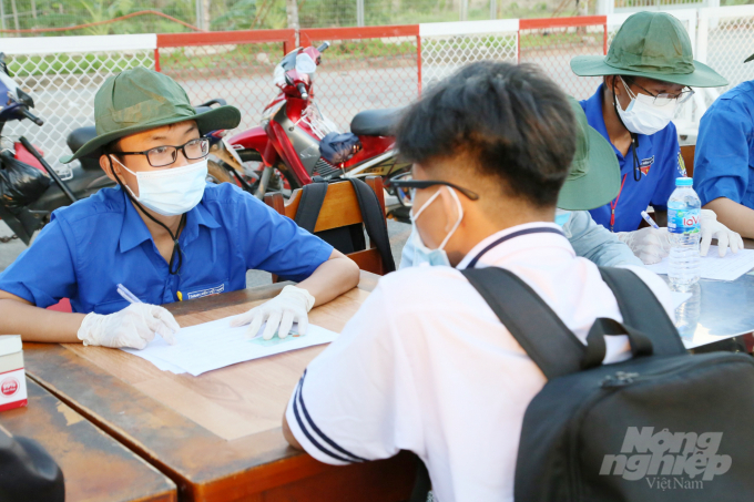 anh-8-132218_442.jpg Theo anh Nghĩa, nhiệm vụ các đoàn viên, thanh niên tại các chốt kiểm dịch là hỗ trợ lấy thông tin dịch tễ hành khách vào các cửa ngõ thành phố. Đây là một thách thức rất lớn, vì chỉ ngay điểm chân cầu Cần Thơ (Siêu thị Go), một ngày bình quân của đợt trực chốt năm 2020, lực lượng đã lấy thông tin ít nhất 20.000 người, dự kiến năm nay con số này sẽ cao hơn. Do vậy, lần này Thành đoàn chia làm 5 ca ứng trực 24/24h, khẳng định tinh thần trách nhiệm của tuổi trẻ đối với cộng đồng, xã hội.