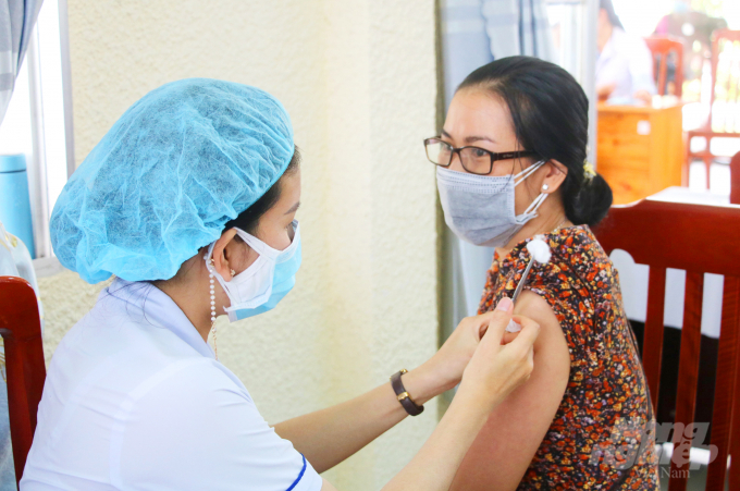 13e57cd01da3e9fdb0b2-172450_588.jpg Tiêm vắc-xin cho cán bộ, giảng viên Trường Cao đẳng Y tế Đồng Tháp. Ảnh: Hoàng Vũ.