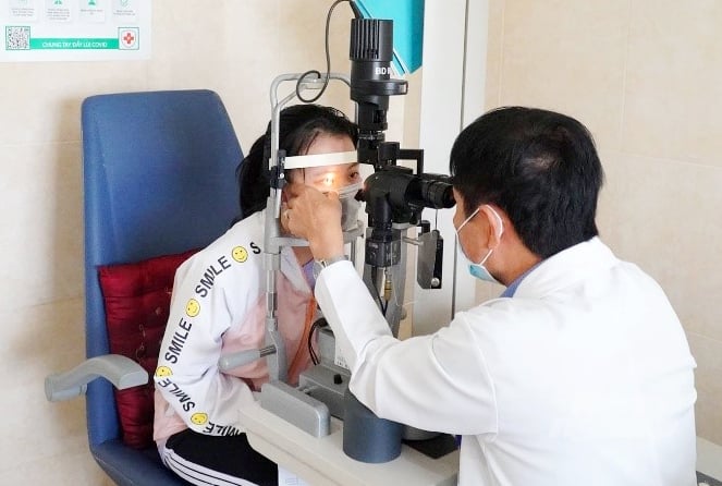 bs-kham-101429_771.jpg Bác sĩ thăm khám cho bệnh nhân được hỗ trợ phí điều trị cận viễn loạn. Ảnh: Lê Hoàng Vũ.