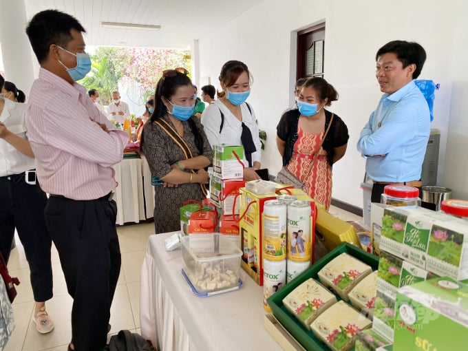 anh-3-161139_543.jpg Năm 2021, Đồng Tháp có thêm khoảng 49 sản phẩm OCOP đạt từ 3 sao trở lên. Ảnh: Lê Hoàng Vũ.