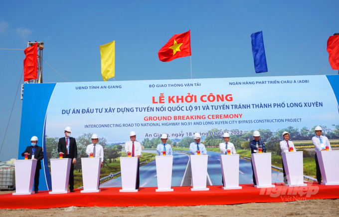 z3118862031076_bd98429e25e210e4dddb1d8074628cc9-125653_23.jpg Nghi thức lễ khởi công tuyến nối QL91 và tuyến tránh TP Long Xuyên. Ảnh: Lê Hoàng Vũ.