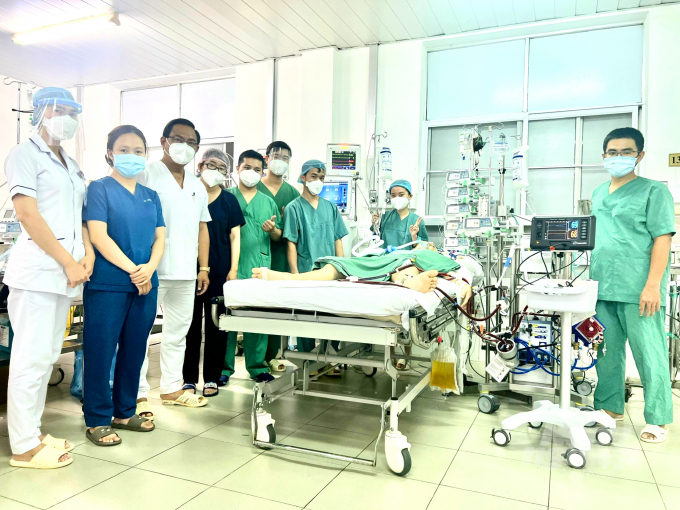 e-kip-benh-vien-sau-khi-thuc-hien-can-thiep-ecmo-thanh-cong-065411_944.jpg Ê kíp bệnh viện sau khi thực hiện can thiệp ECMO thành công cho bệnh nhân. Ảnh: BVCC.
