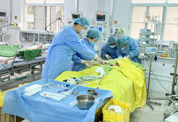 e-kip-dang-can-thiep-ecmo-cho-benh-nhan-065412_942.jpg Ê kíp đang can thiệp ECMO cho bệnh nhân. Ảnh: BVCC.