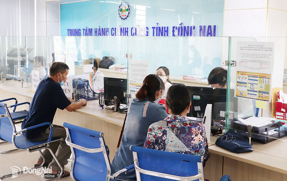 Người dân đến đăng ký thủ tục hành chính về lĩnh vực tư pháp tại Trung tâm Hành chính công tỉnh Đồng Nai. Ảnh: Tư liệu