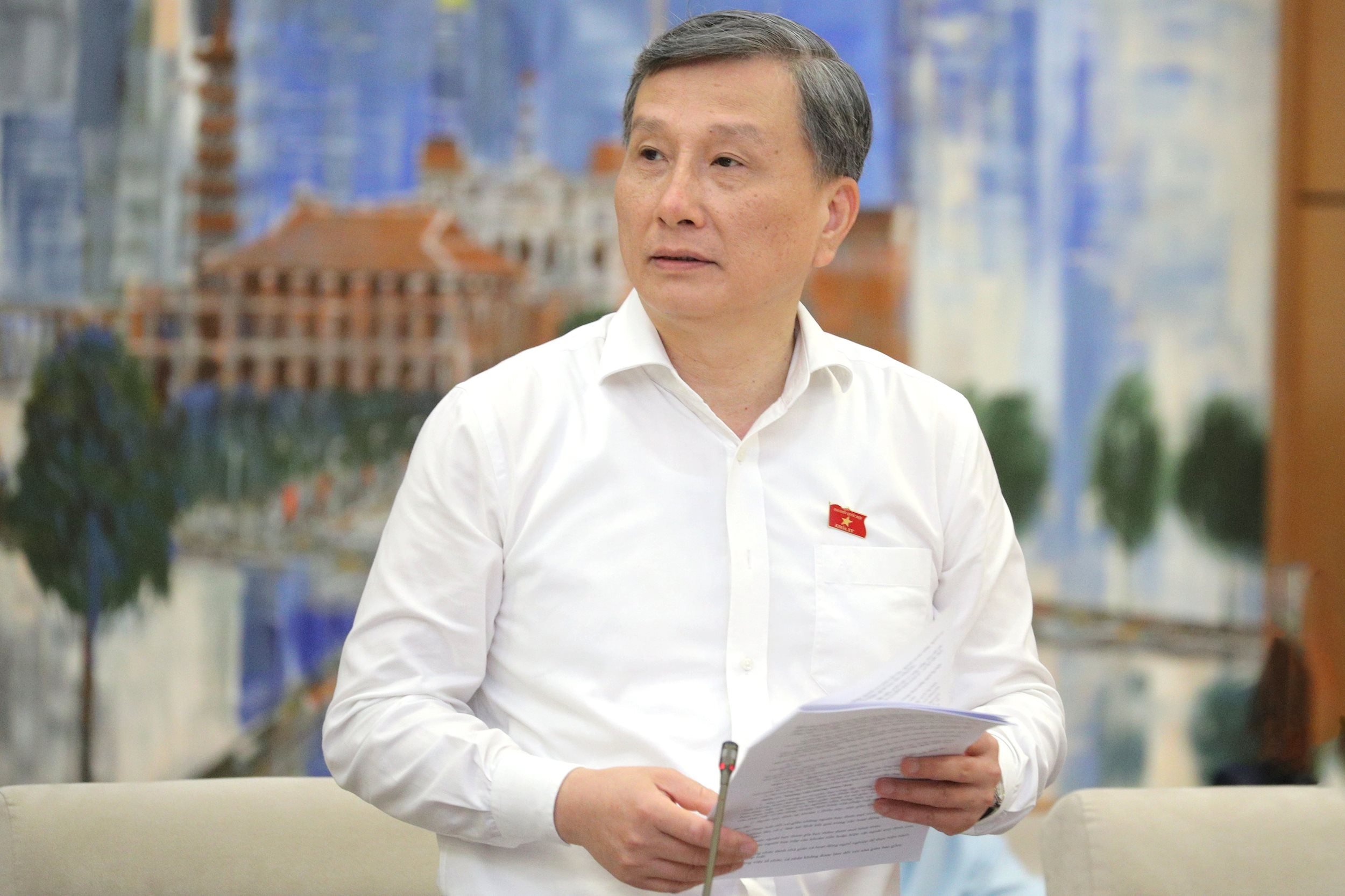 Chủ nhiệm Ủy ban Khoa học, Công nghệ và Môi trường Lê Quang Huy trình bày Báo cáo một số vấn đề lớn trong việc giải trình, tiếp thu, chỉnh lý dự thảo Luật sửa đổi, bổ sung một số điều của Luật Sử dụng năng lượng tiết kiệm và hiệu quả. Ảnh: Hồ Long