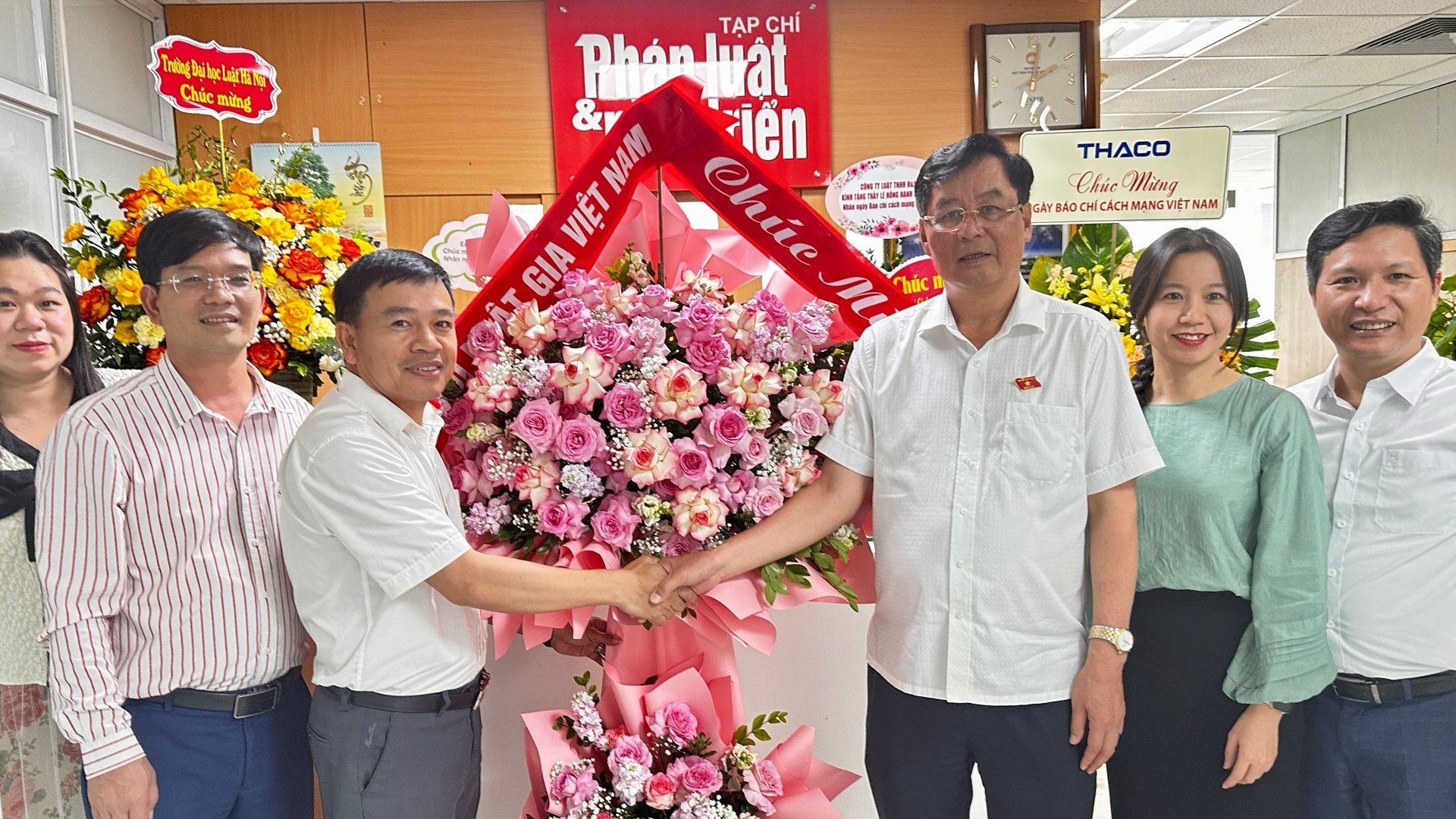 Lãnh đạo Hội Luật gia Việt Nam chúc mừng Tạp chí Pháp luật và Phát triển nhân dịp 100 năm Ngày Báo chí Cách mạng Việt Nam