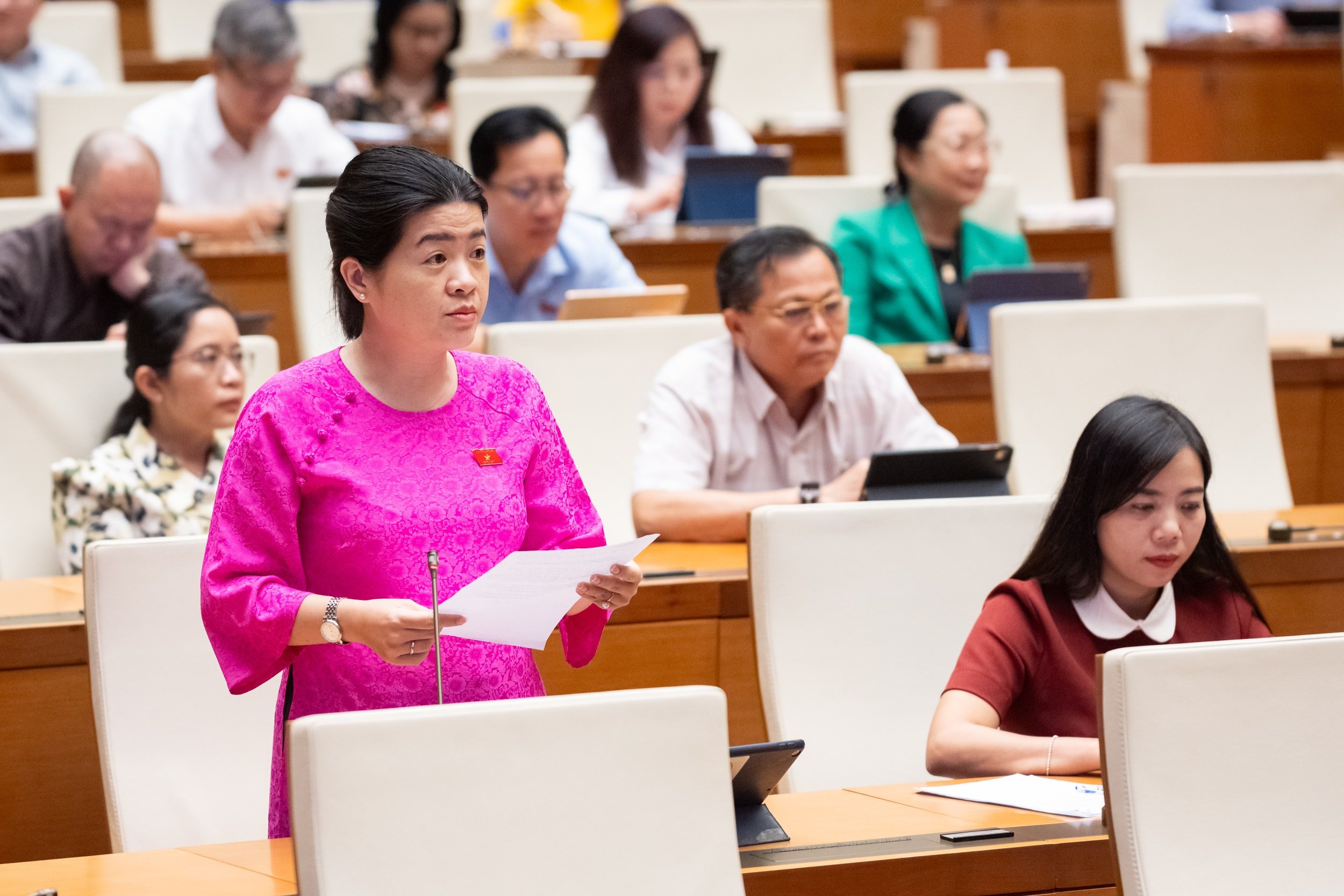 Đại biểu Quốc hội Phạm Thị Minh Huệ (Sóc Trăng) chất vấn Bộ trưởng Bộ Tài chính Nguyễn Văn Thắng