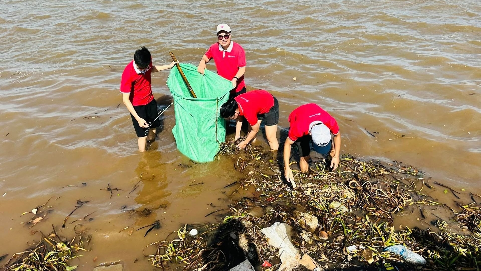 SeABank triển khai Ocean Cleanup 2026, hơn 1.000 CBNV chung tay làm sạch bờ biển
