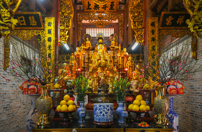 Ngôi chùa có sáu lớp tượng Phật tại khu chính điện. Ở gian ngoài còn có tượng hộ pháp, Ngọc Hoàng cùng Nam Tào, Bắc Đẩu… như thường thấy ở các chùa Việt.
